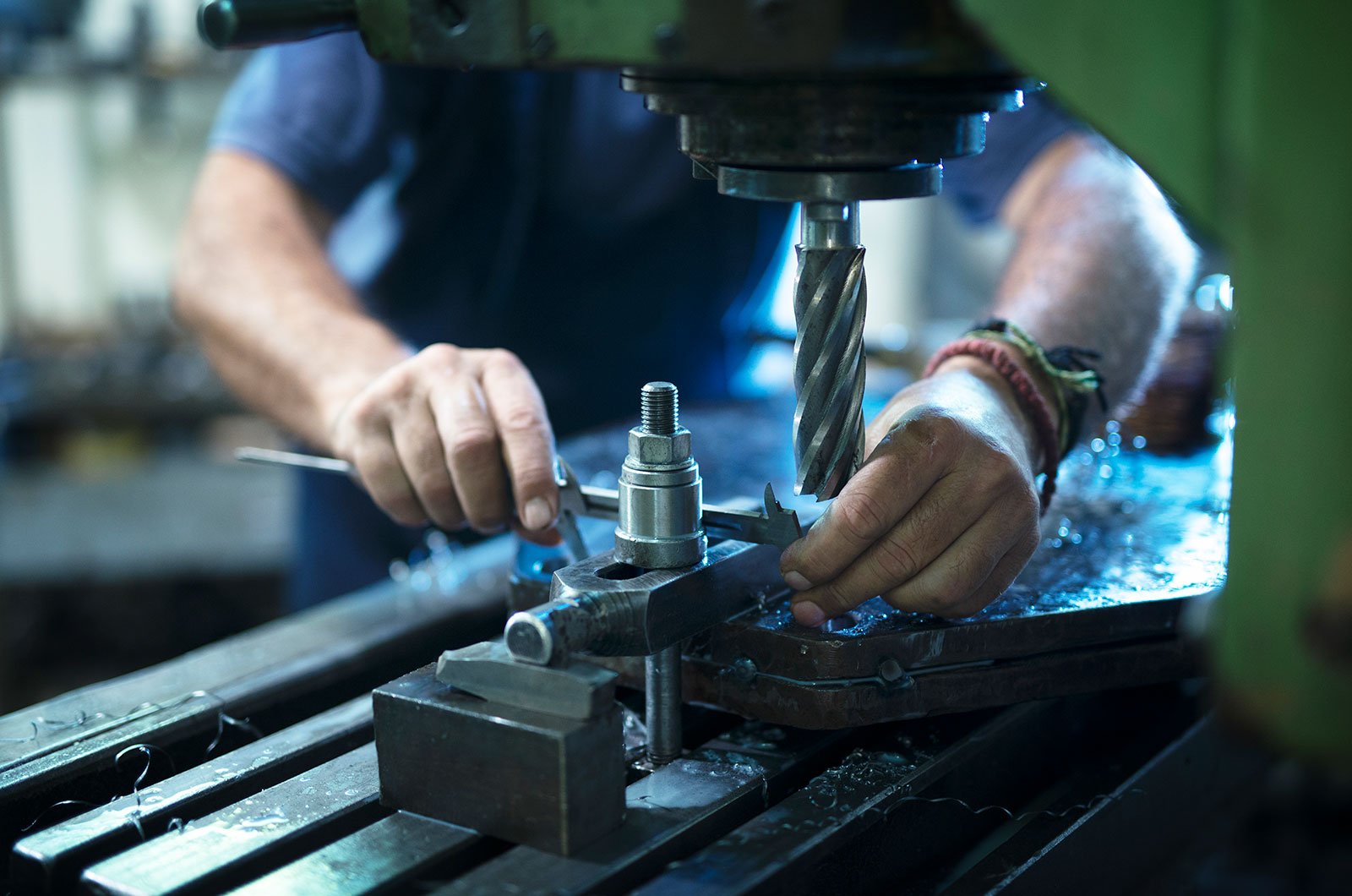 Makine endüstrisinin vazgeçilmez bir parçası olan CNC (Bilgisayarlı Sayısal Kontrol) teknolojisi, üretim süreçlerini baştan sona değiştirmiş ve sanayi alanında devrim yaratmıştır. 